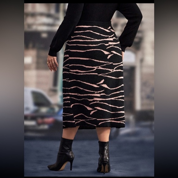 Elegant Black and Pink Patterned Skirt - Picture 4 of 4